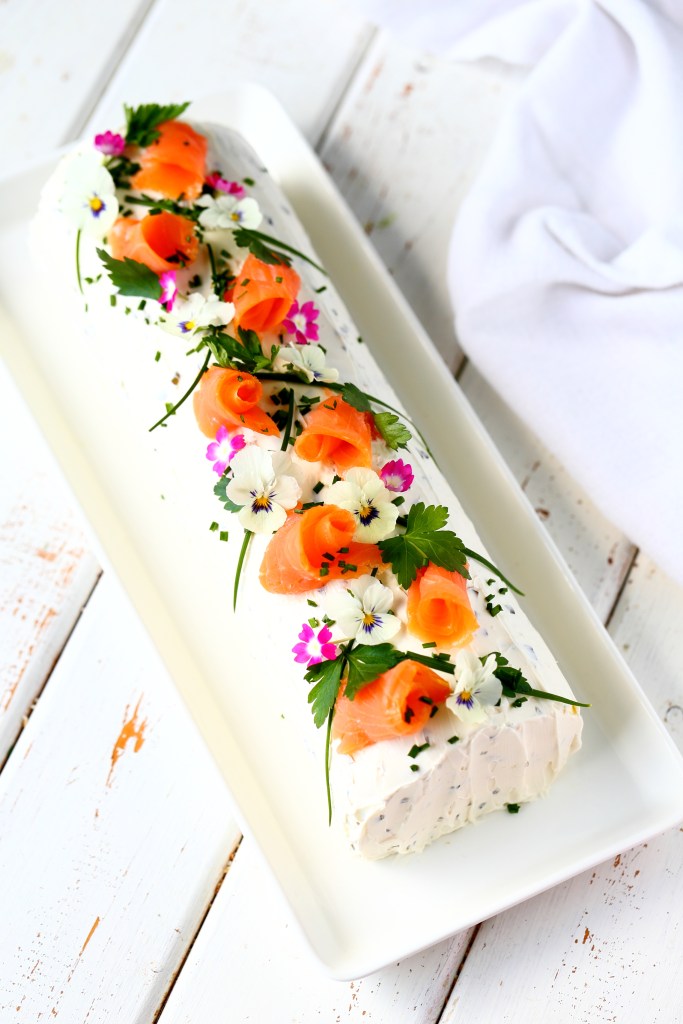 Rullattu voileipäkakku lohitäytteellä