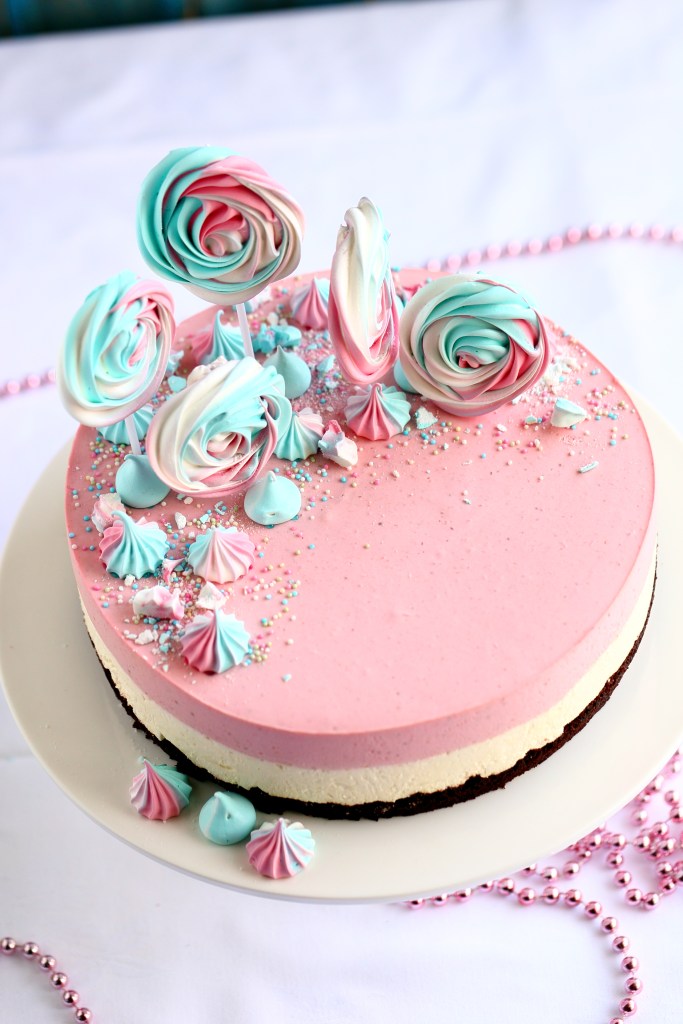 Lasten synttärikakkuna mansikka-valkosuklaajuustokakku