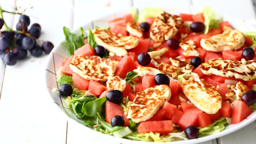 Vesimeloni-halloumisalaatti