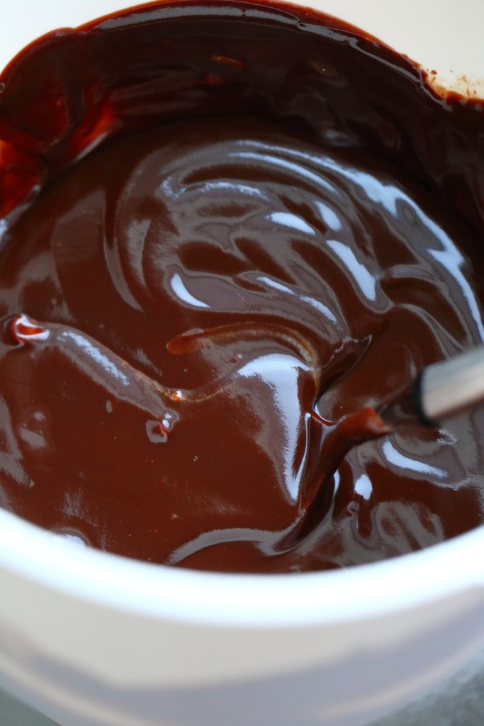 Suklaaganache on valmis levitettäväksi kun se on paksuntunut