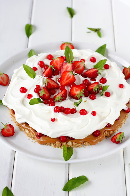 Piparmintulla maustettu punoffee eli punaherukka-kinuskipiirakka on herkkua