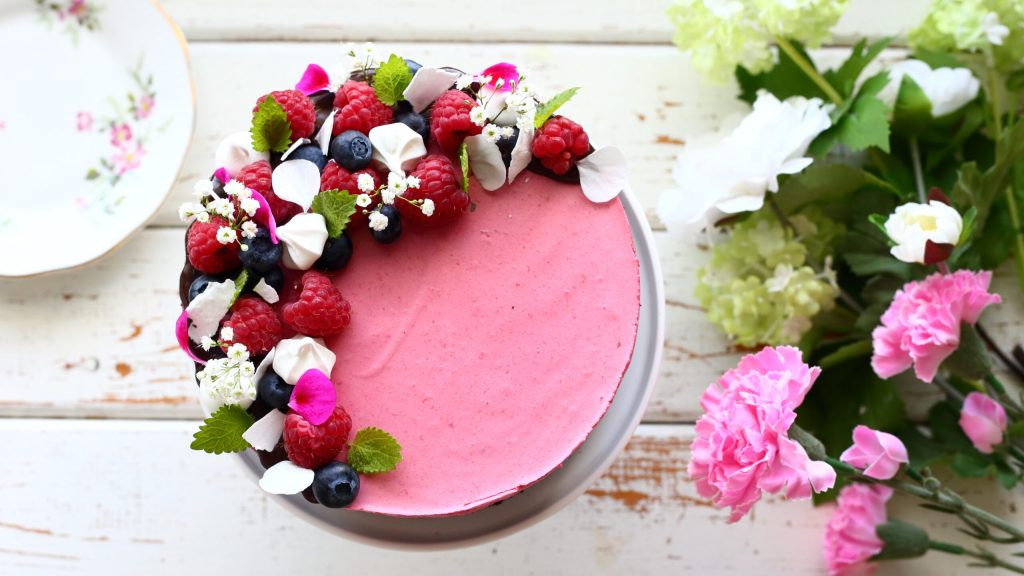 Ihanan kuohkea vadelmamoussekakku