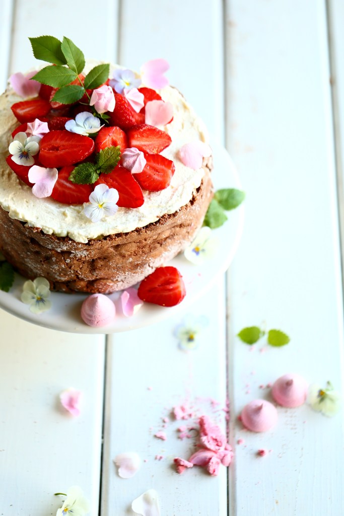 Helppo mansikkakakku