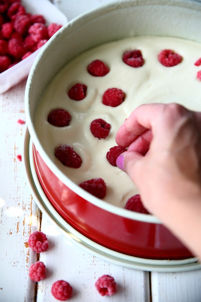 Kokonaisia vadelmia kakun sisälle