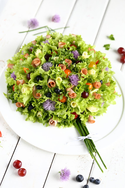 Kukkakimppu-voileipäkakku kinkkutäytteellä