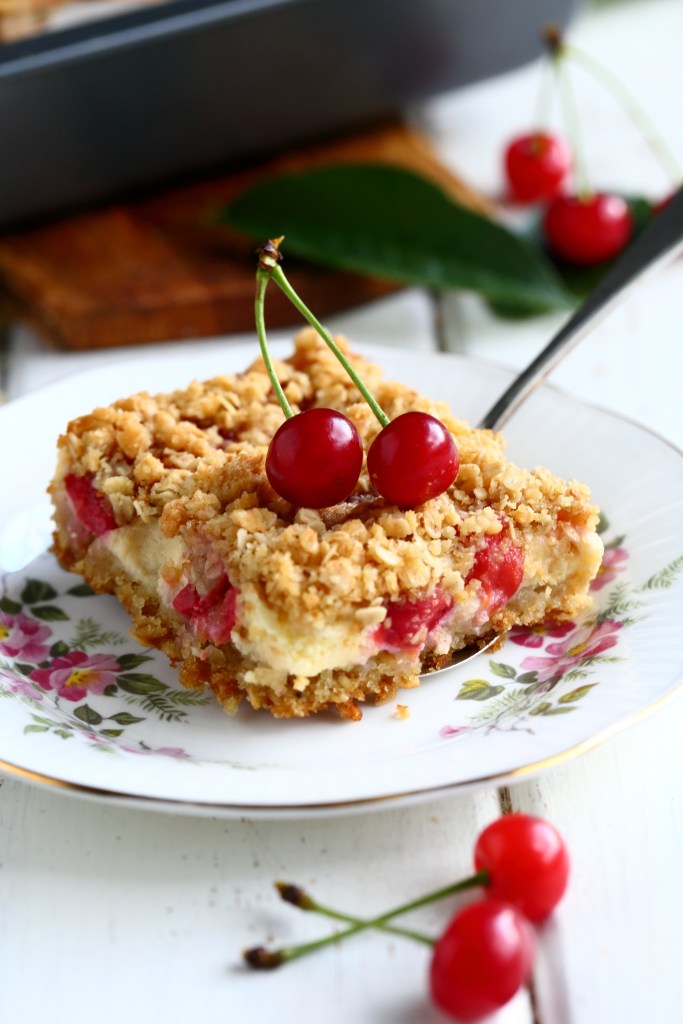 Kirsikoista makea leivonnainen