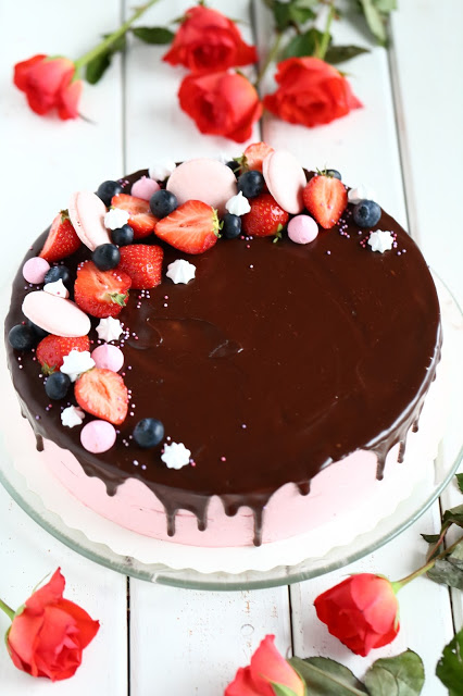 Punaherukka-mansikkakakku mehevällä suklaakakkupohjalla /&nbsp;munaton