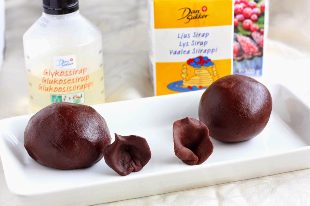 Muotoiltava/kaulittava suklaamassa tummasta suklaasta +&nbsp;Instagram