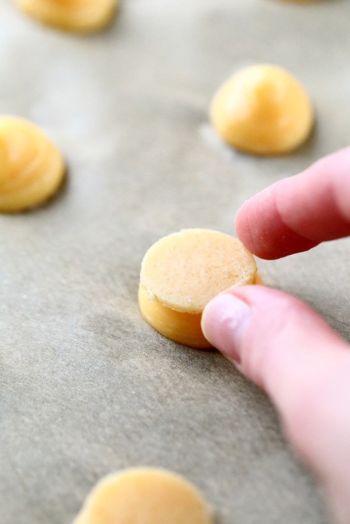 Murutaikinan pala asetetaan tuulihattutaikinan päälle