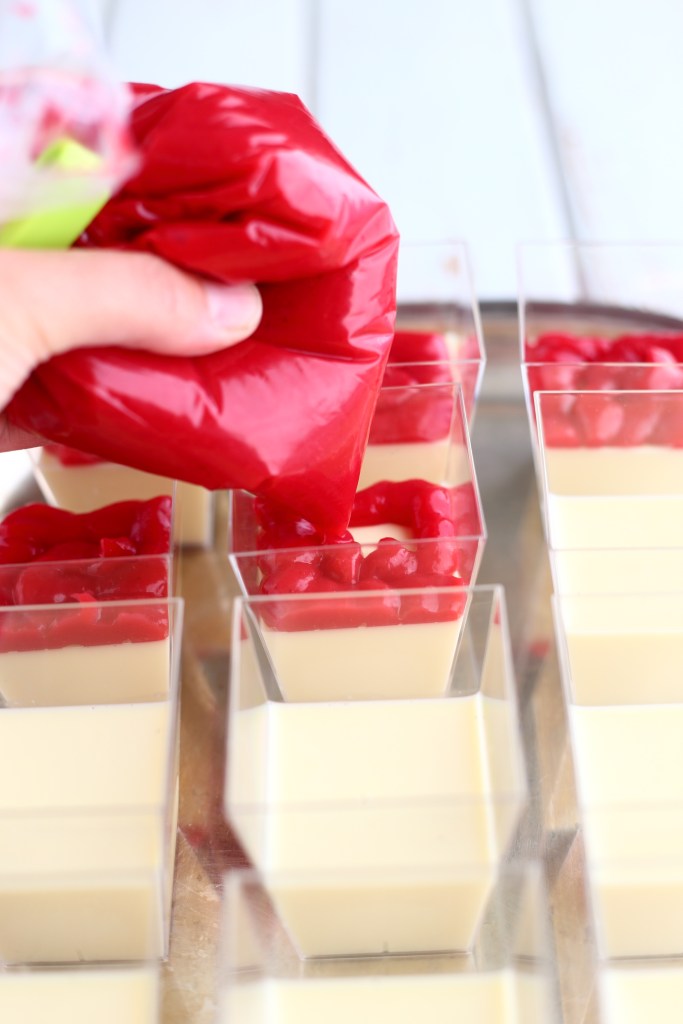 Punaherukkacurd pannacotan päälle