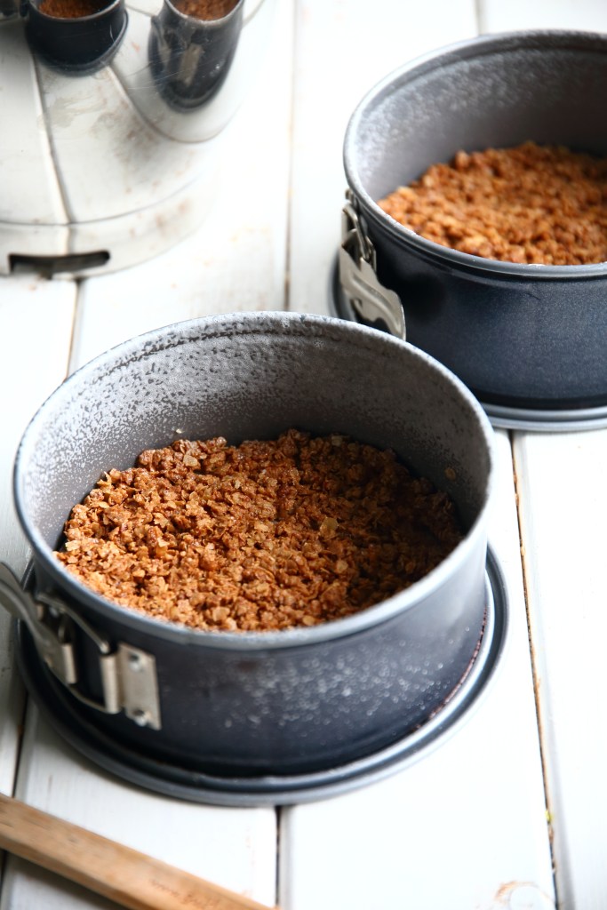 Rapea kaurahiutaleista paahdettu juustokakun pohja