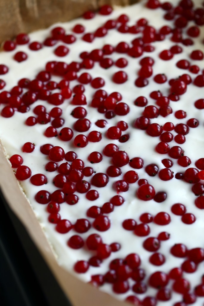 rahkapiirakka punaherukoilla