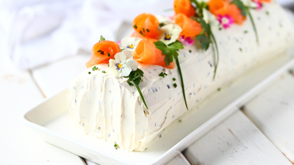 Voileipäkakku rullalla, lohi-rullavoileipäkakku