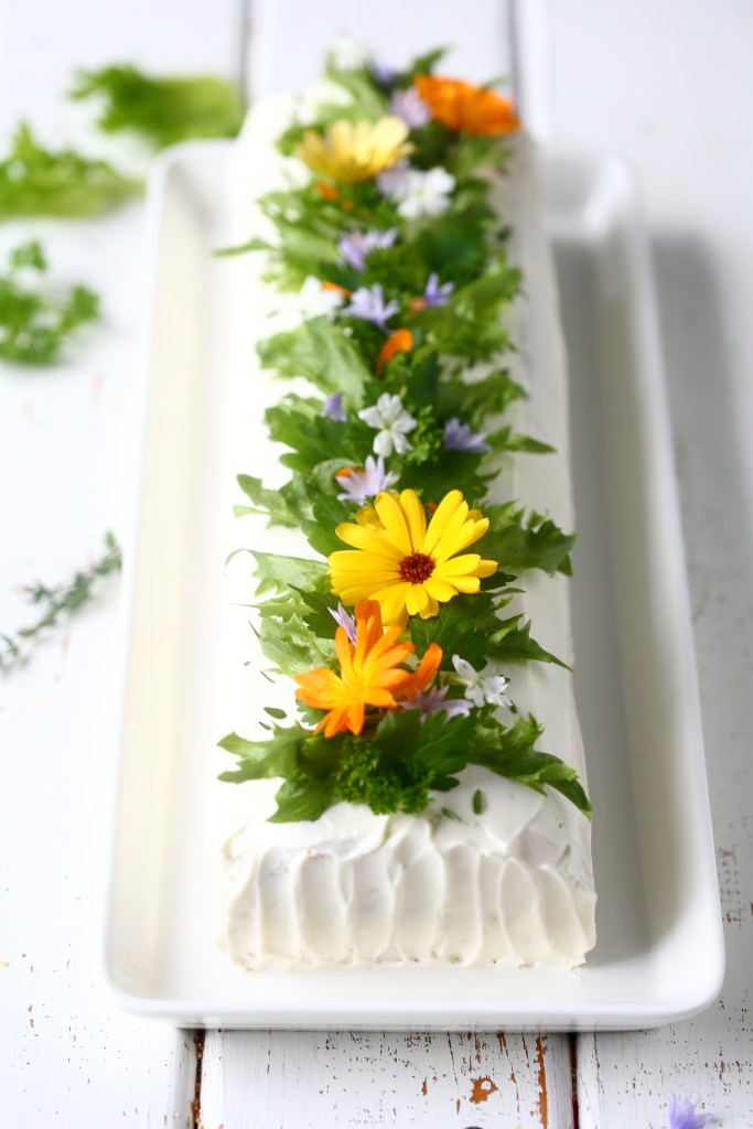 Voileipäkakun koristelu syötävillä kukilla