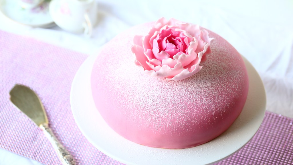 prinsessakakku on herkullinen klassikkoleivonnainen vaniljatäytteellä ja marsipaanikuorrutuksellla