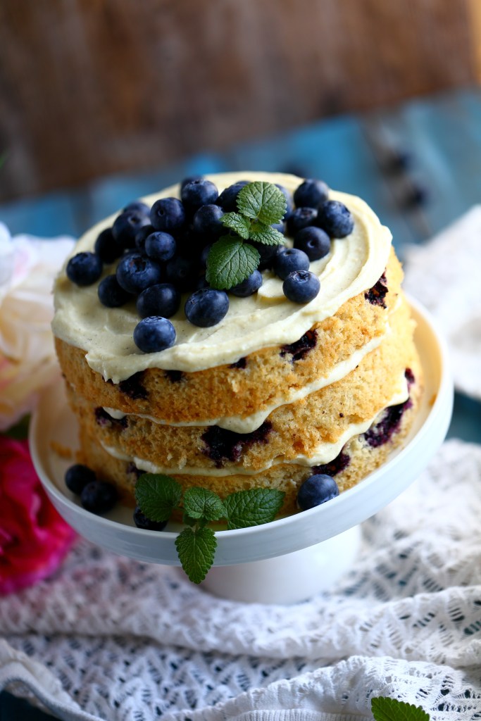 Äitienpäiväksi leivottu mustikkapiirakkakakku maistui meidän perheelle paremmin kuin hyvin