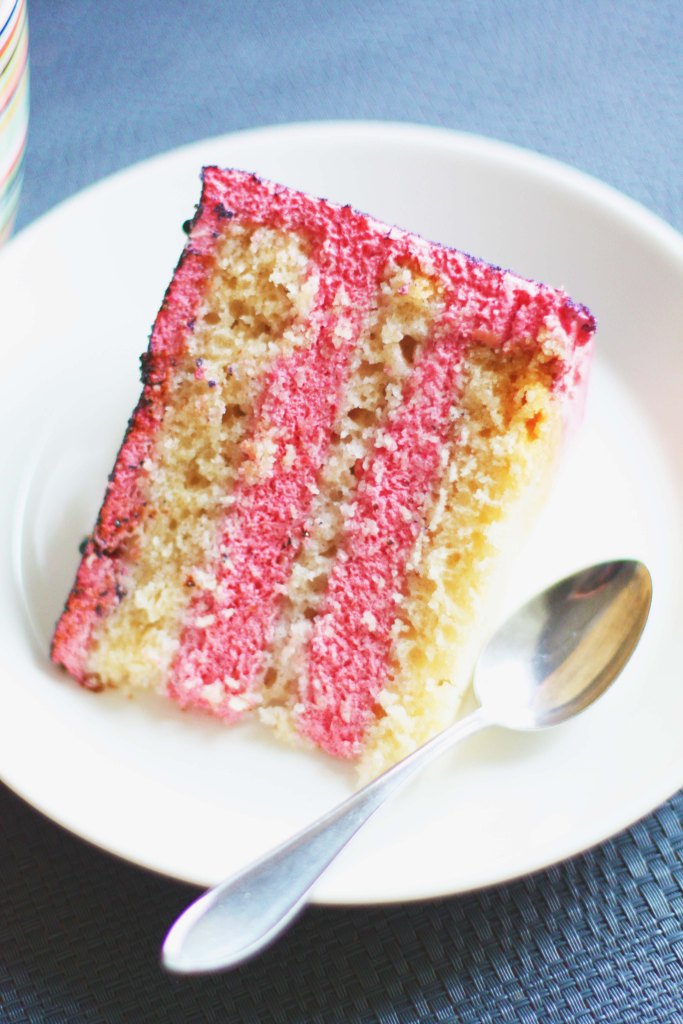 Maidoton vadelma mansikkamousse maistuu ihanalta