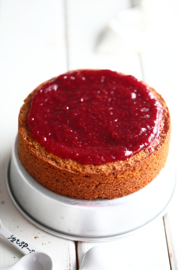 Vadelmahilloa runebergin kakun päällä