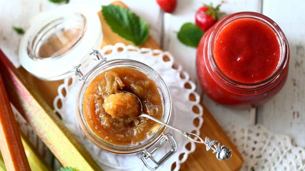 Mansikka-raparperihillo ja raparperihillo&nbsp;uunissa