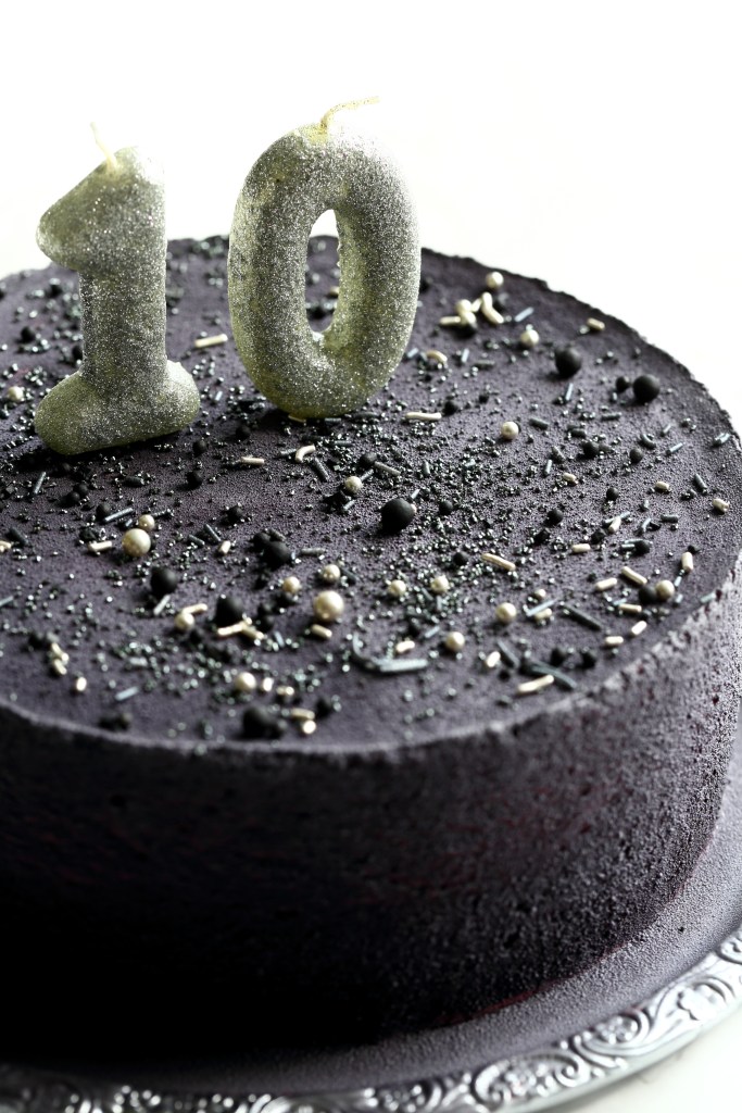 Musta suklaaspray ja kimaltavat kynttilät