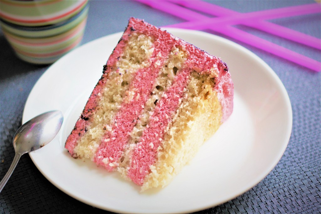 Munaton ja maidoton vadelma-mansikkamousse kakun väliin