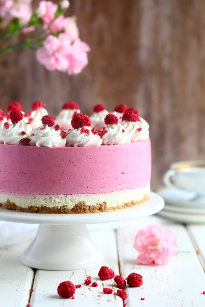 Puolukkajuustokakku valkosuklaaraidalla