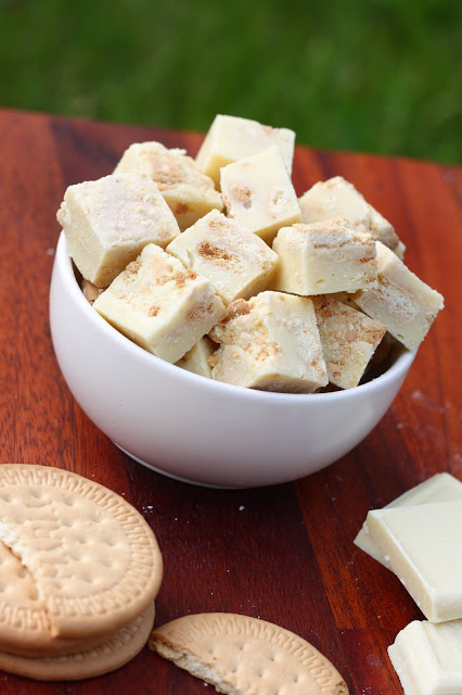 Cookie-valkosuklaafudget / white chocolate fudge with&nbsp;cookie