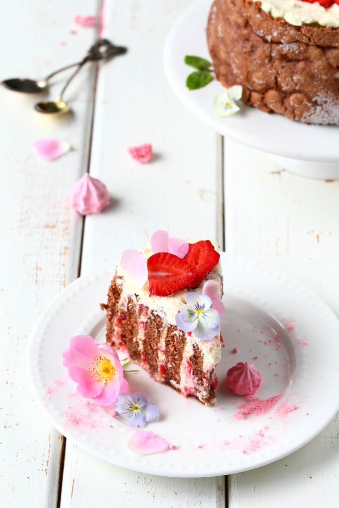 Kääretortusta tehty kakku on nopea tehdä ja yllättää syöjän pystyraidoin