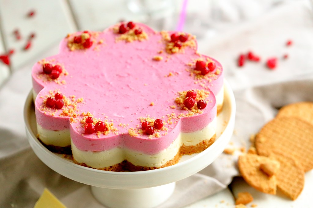 Valkosuklaa puolukka juustokakku on herkullinen juhläpöydän tarjottava