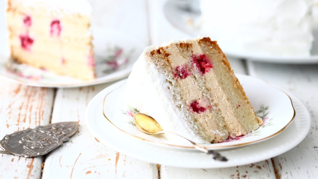 Kinuskimousse vadelmilla kakun&nbsp;täytteeksi