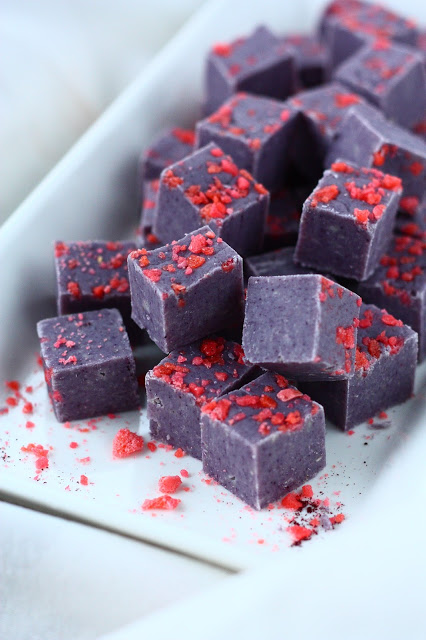 Mustikka-valkosuklaafudge paukkuyllätyksellä