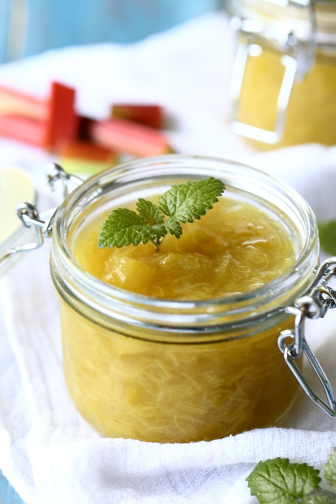 kesainen-raparperihilloke-valmistuu-nopeasti