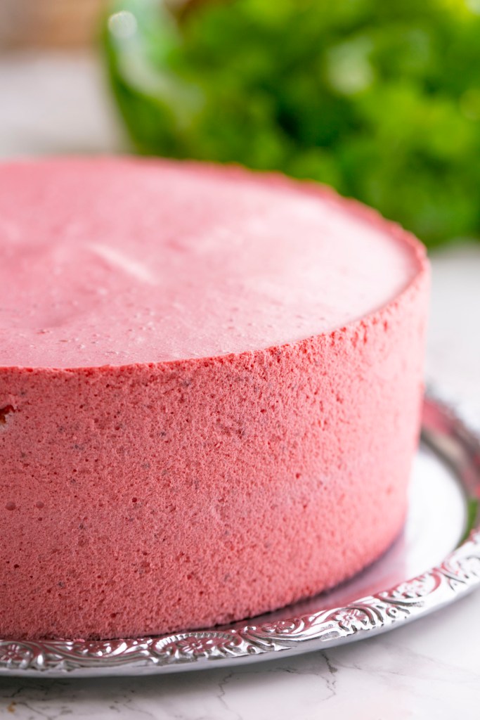 Maidoton marjamousse kakun täyte on herkullinen. Vadelma-mansikkamousse maistuu kaikille.