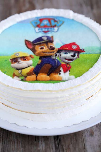 Ryhmä Hau -kakku kakkukuvalla ja pari sanaa vuodesta&nbsp;2016