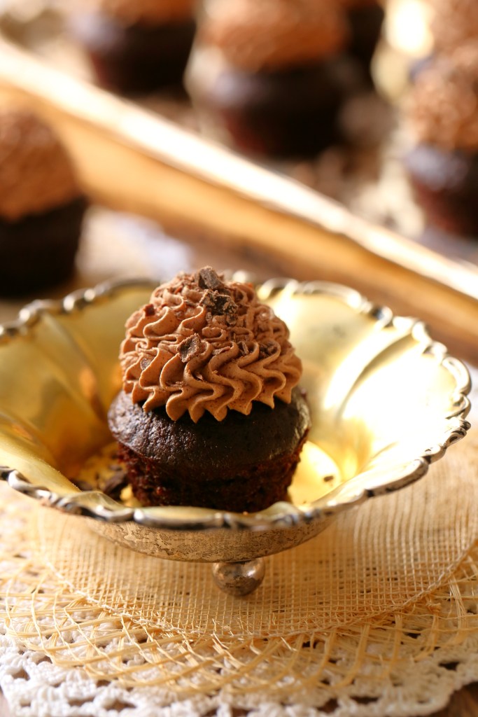 Kuohkeat munattomat ja maidottomat suklaamuffinssit