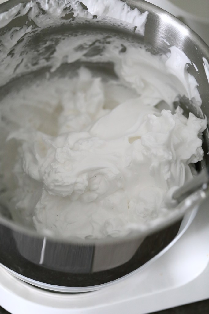 Munaton marenkivaahto on jäykkää ja hyvin pursotettavissa