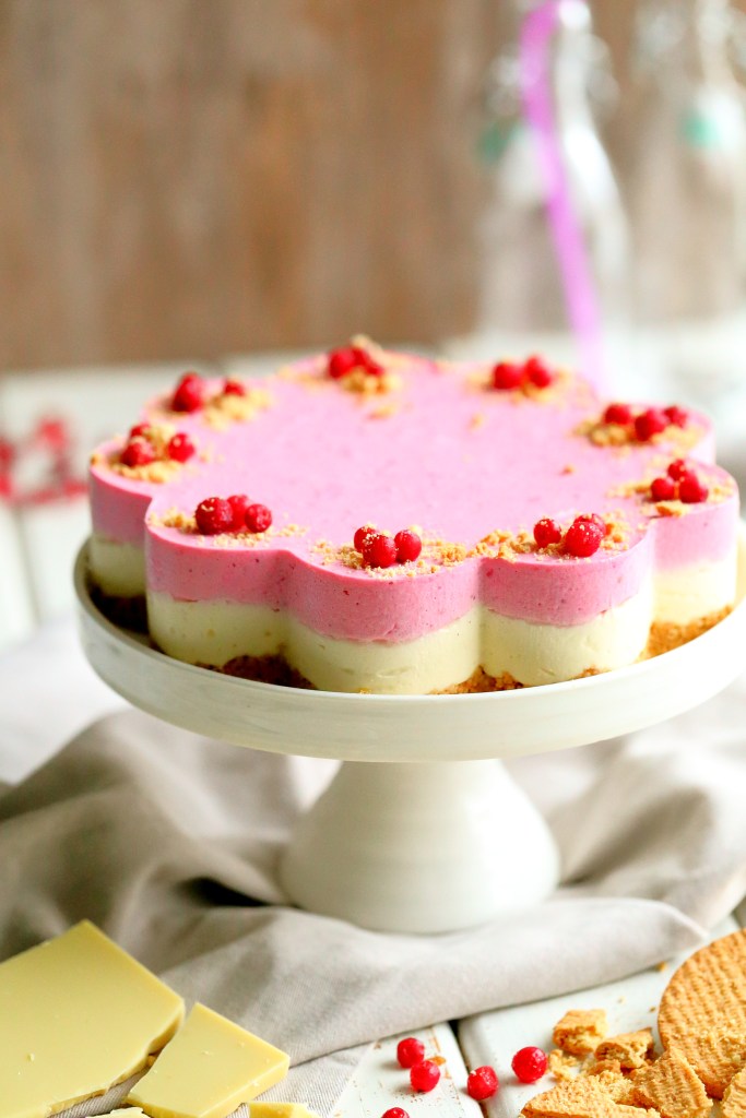 Valkosuklaamoussea ja puolukkamoussea juustokakussa, ihanaa