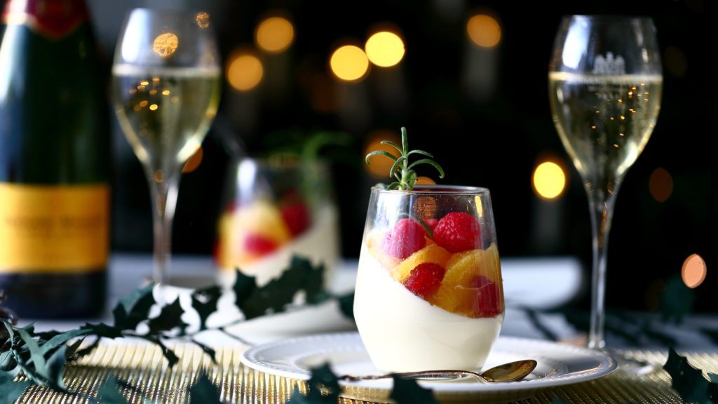 Jogurttipannacotta ja vinkit kolmen ruokalajin&nbsp;illalliseen