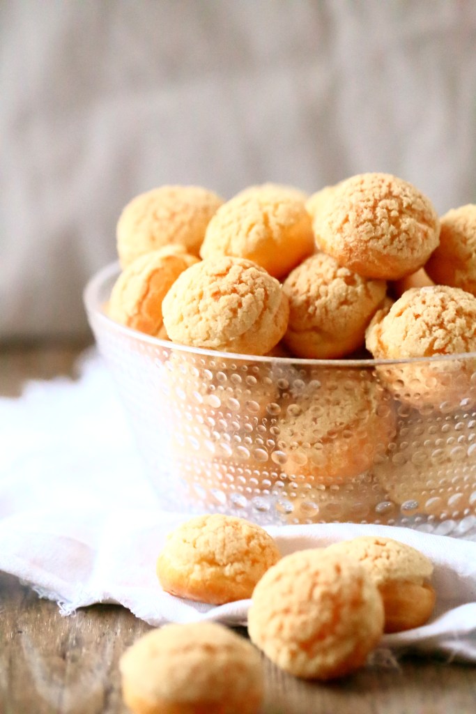 Lakkatäyte tuulihattujen sisällä