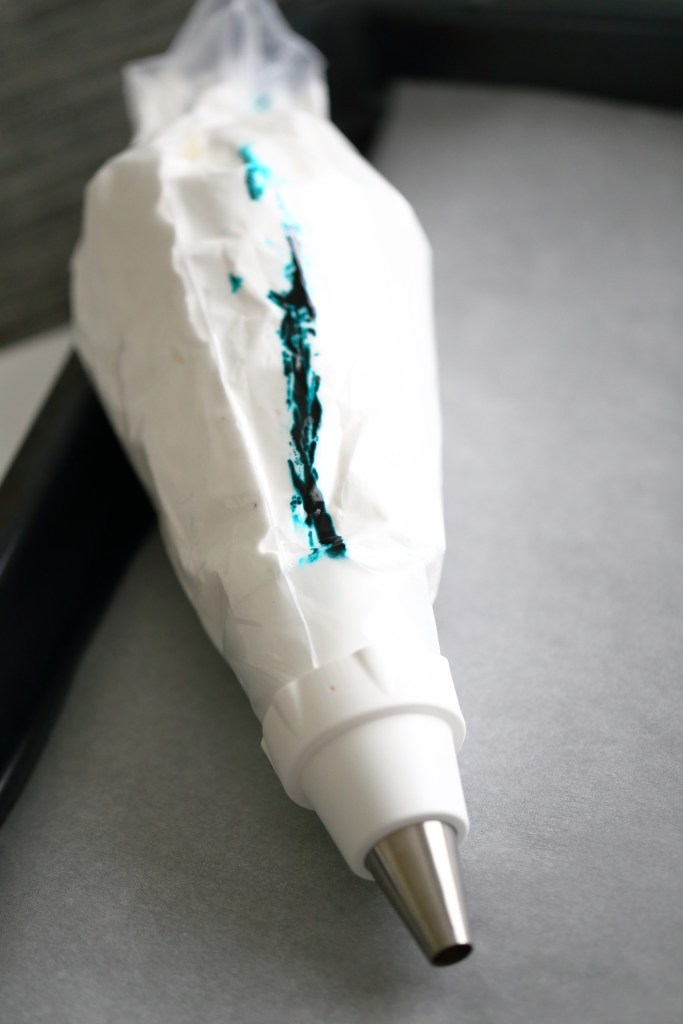 Marengeista saa kaksivärisen levittämällä pussin sisäpuolelle väriä