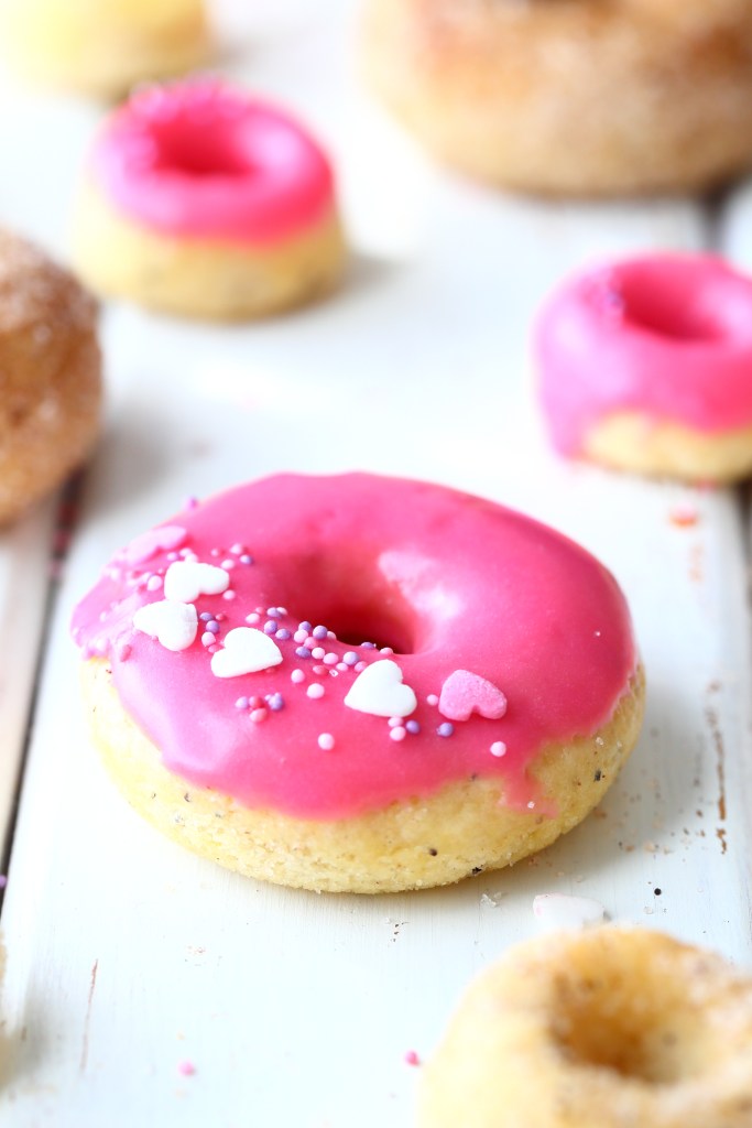 Tomusokerista saa herkullisen kuorrutteen, kun siihen lisää hieman voita