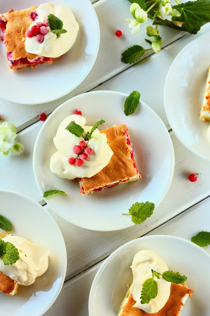 Pellillinen raparperi- ja punaherukkapiirakkaa