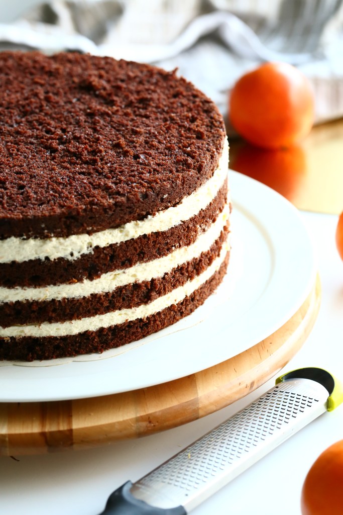 Raikas appelsiinimousse ja suklaakakkupohja ovat täydellisiä yhdessä