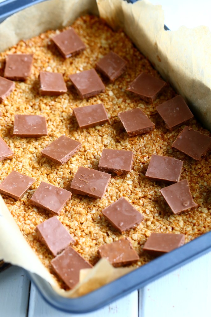 paloiteltu suklaa kaurakeksipohjan päällä