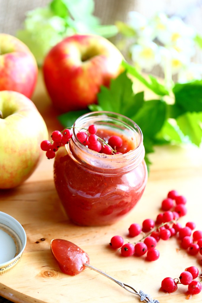 Paras itsetehty hillo syntyy punaherukoista ja omenasta