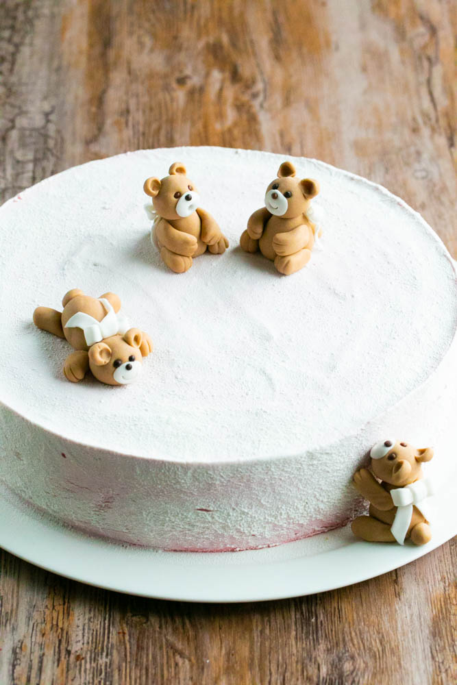 Valkoinen suklaaspray kakun päällä