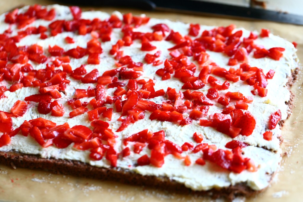 reilusti tuoreita mansikoita kakun väliin