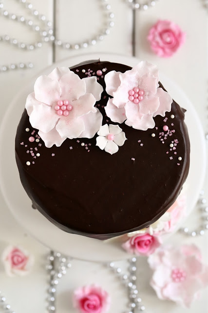 Suklaaganache kakun päällä