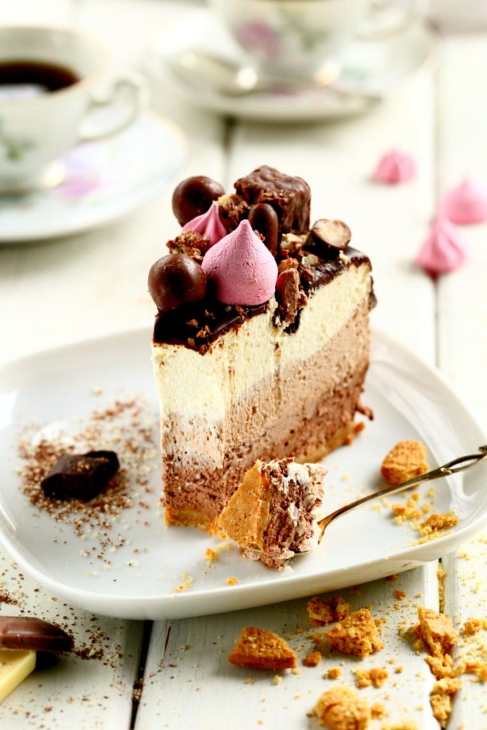 valkosuklaasta maitosuklaasta ja tummasta suklaasta mousse kakku
