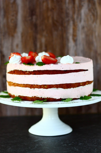 Raikas raparperi-mansikka -nakukakku&nbsp;synttäreille